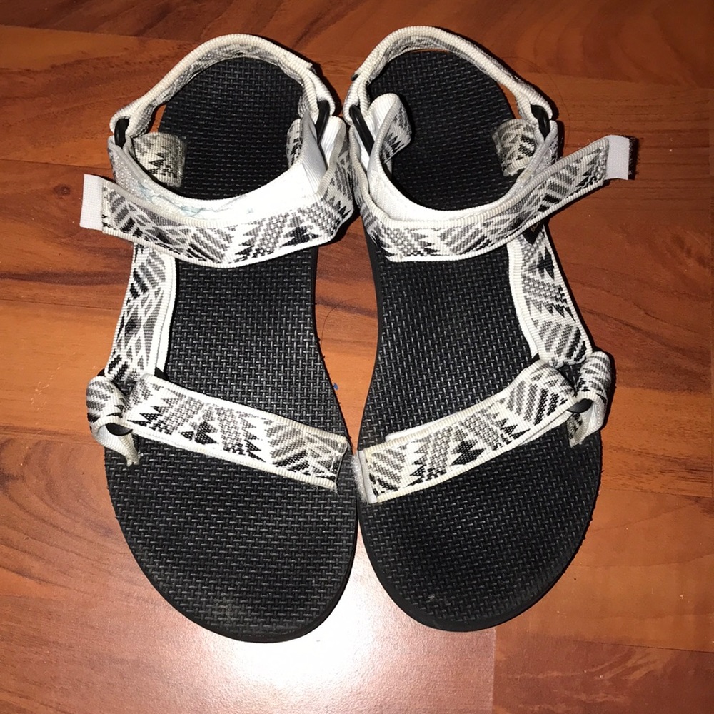 Tevas size 7